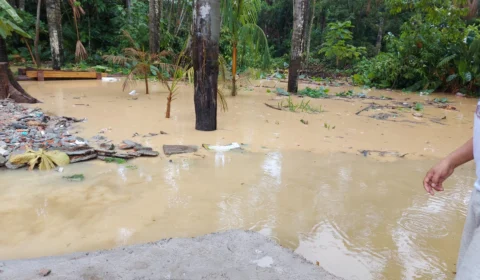 Veja vídeo! Chuva desta segunda-feira (15) causa alagações em ruas de Manaus