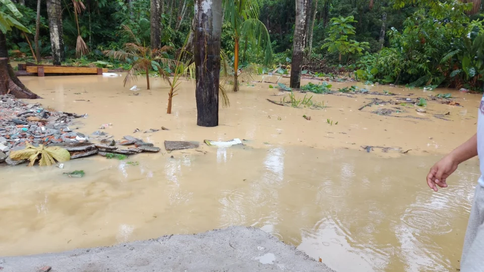 Veja vídeo! Chuva desta segunda-feira (15) causa alagações em ruas de Manaus