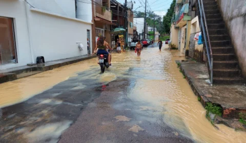 Chuva desta segunda-feira (15) causa alagações em ruas de Manaus; Veja vídeo