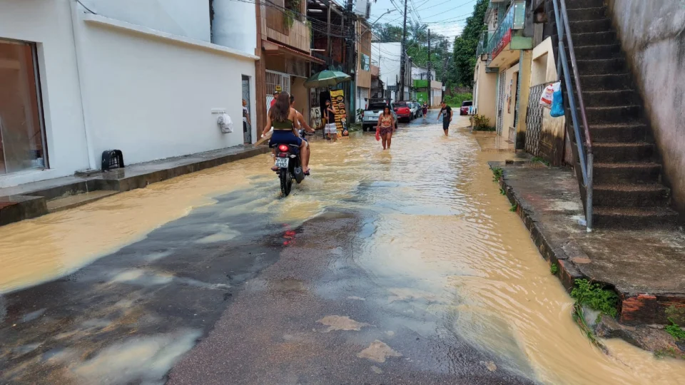 Chuva desta segunda-feira (15) causa alagações em ruas de Manaus; Veja vídeo