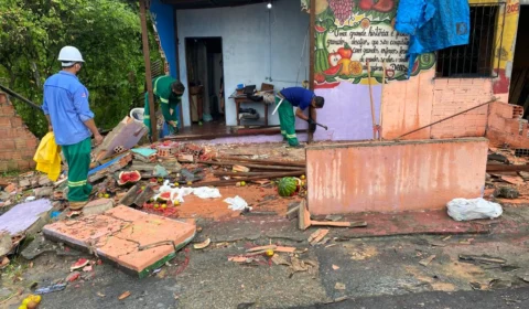 Veja vídeo! Carro invade comércio e um casal e duas crianças ficam feridos