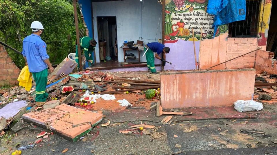 Veja vídeo! Carro invade comércio e um casal e duas crianças ficam feridos