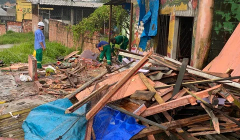 Carro invade comércio e um casal e duas crianças ficam feridos; VÍDEO