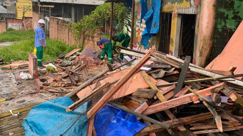 Carro invade comércio e um casal e duas crianças ficam feridos; VÍDEO