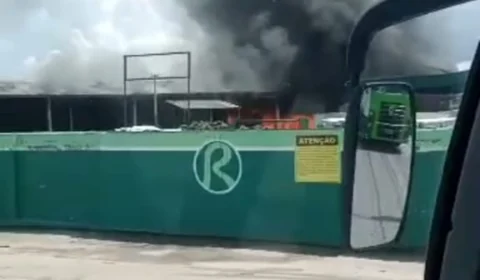 Veja vídeo do momento em que fábrica pega fogo na zona Leste de Manaus