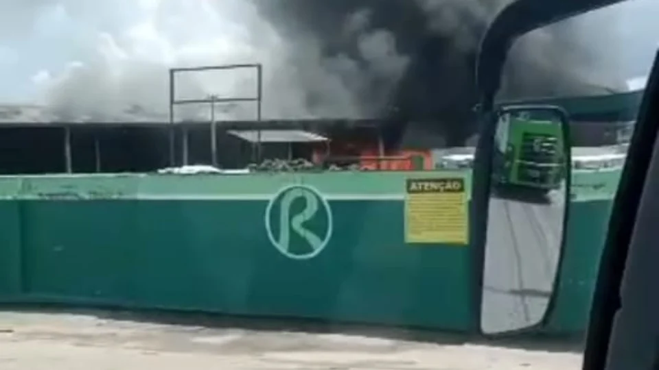 Veja vídeo do momento em que fábrica pega fogo na zona Leste de Manaus