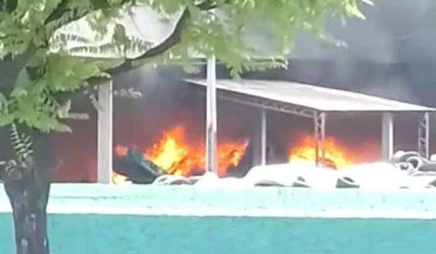 Empresa de reciclagem da zona leste pega fogo durante a tarde desta quarta (17); VÍDEO