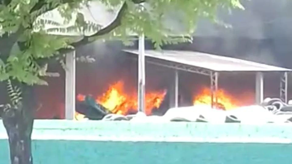 Empresa de reciclagem da zona leste pega fogo durante a tarde desta quarta (17); VÍDEO