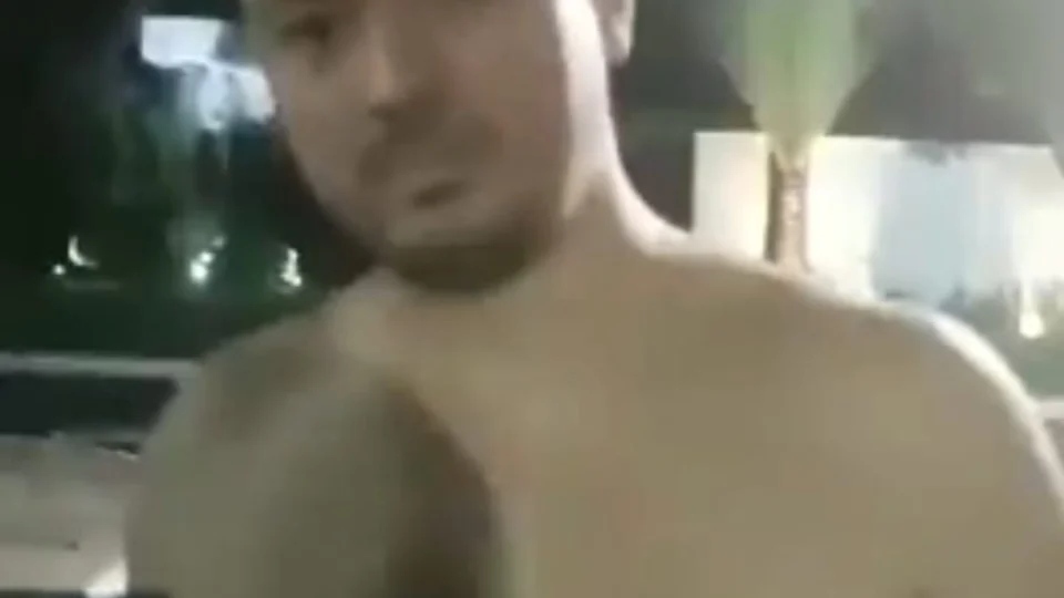 VÍDEO; Motoboy é agredido por homem em condomínio de Manaus