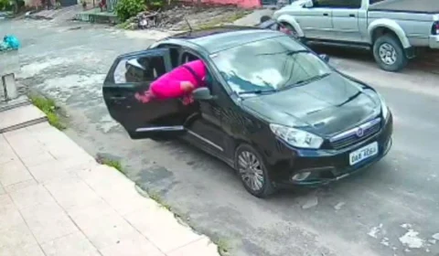 VEJA VÍDEO de Motorista de App fugindo por janela de carro após ser esfaqueado no Armando Mendes
