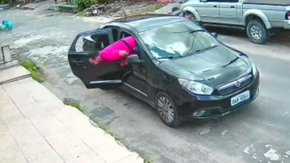 VEJA VÍDEO de Motorista de App fugindo por janela de carro após ser esfaqueado no Armando Mendes