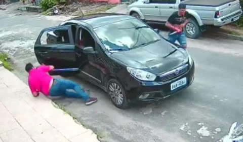 Vídeo flagra Motorista de App fugindo por janela de carro após ser esfaqueado por casal