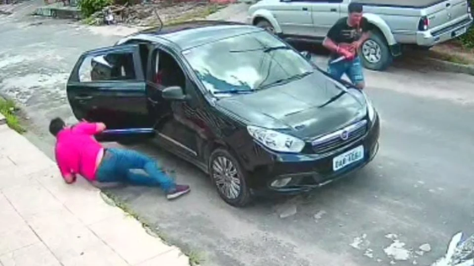 Vídeo flagra Motorista de App fugindo por janela de carro após ser esfaqueado por casal