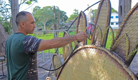 Parintinense transforma lixo em peças de arte baseadas nas técnicas que aprendeu com o pai