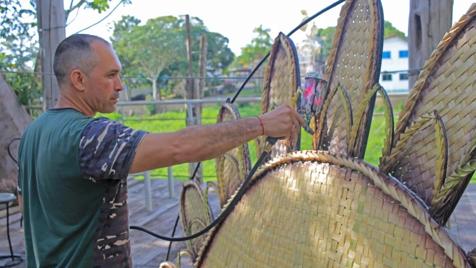 Parintinense transforma lixo em peças de arte baseadas nas técnicas que aprendeu com o pai