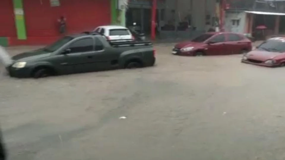 Av Francisco Queiroz fica debaixo d’água durante chuva desta sexta-feira (26); VEJA VÍDEO
