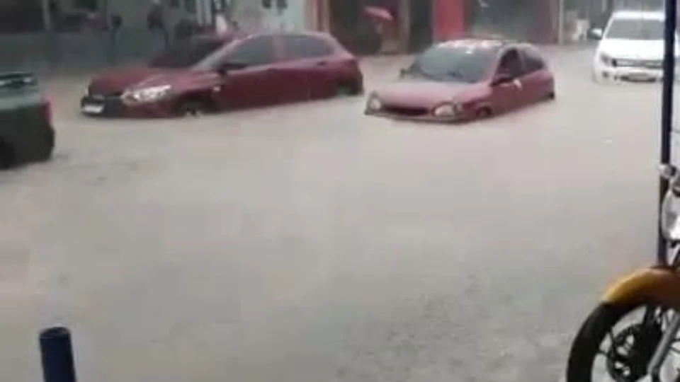 VEJA VÍDEO; Av Francisco Queiroz fica debaixo d’água durante chuva desta sexta-feira (26)