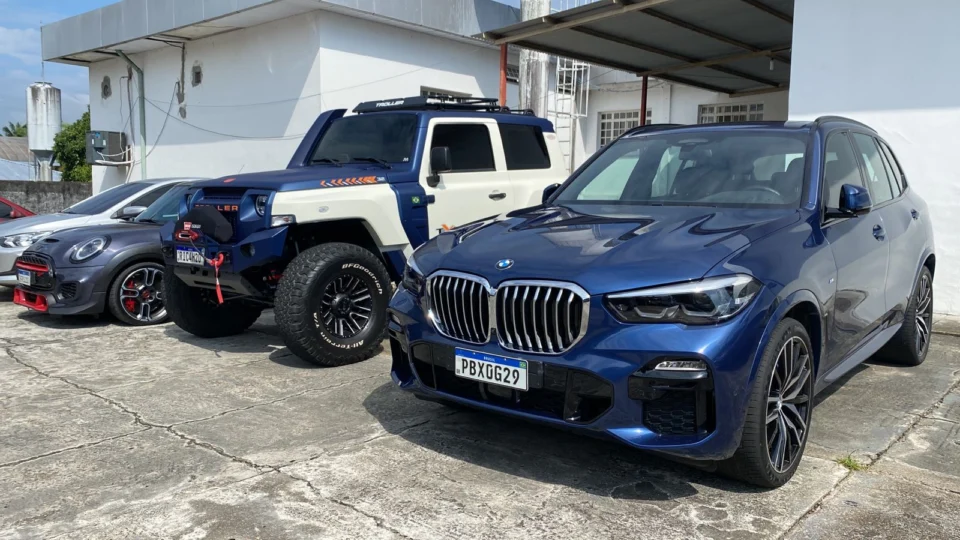 VEJA VÍDEO de carros de luxo sendo apreendidos em operação ‘Blockchain Fake’ pela DERFD em Manaus