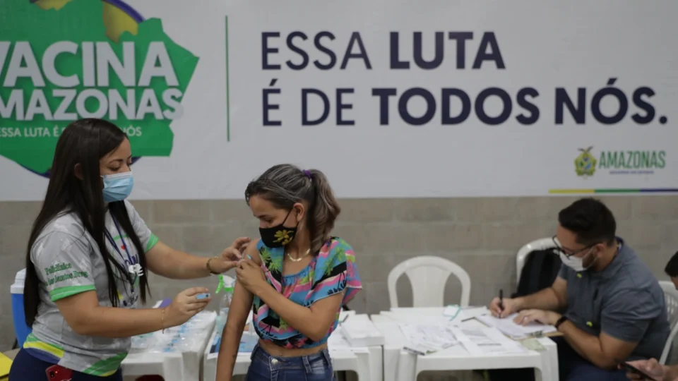 Mais de 5 milhões de doses de vacinas já foram aplicadas no Amazonas até esta terça-feira (30)