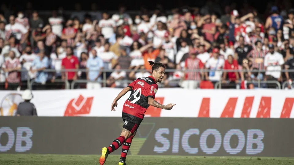 Flamengo passeia no Morumbi e goleia São Paulo por 4 a 0 no Brasileiro
