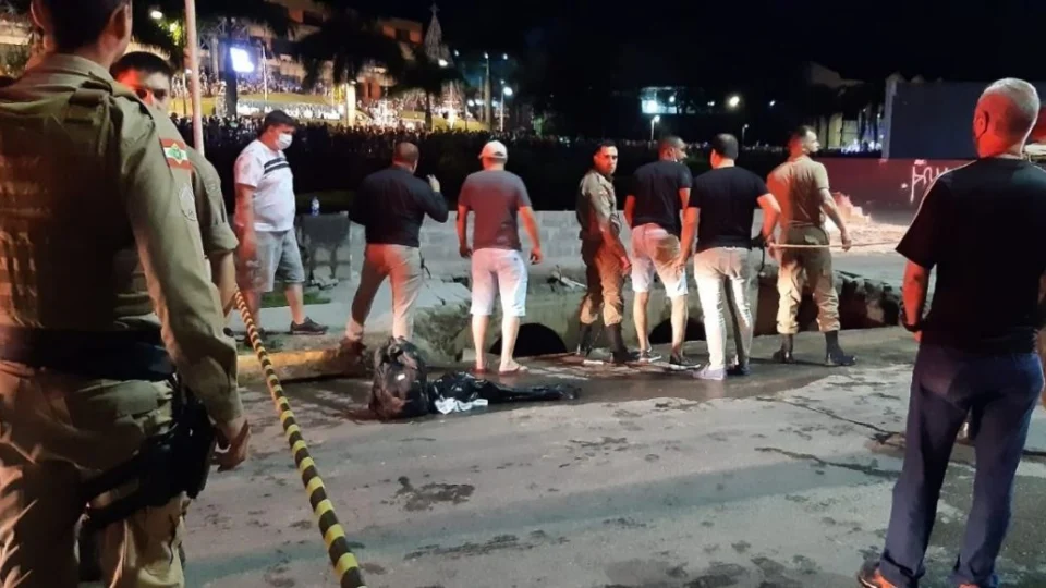 VÍDEO; Calçada desaba e grupo cai em rio durante evento de Natal em Joinville
