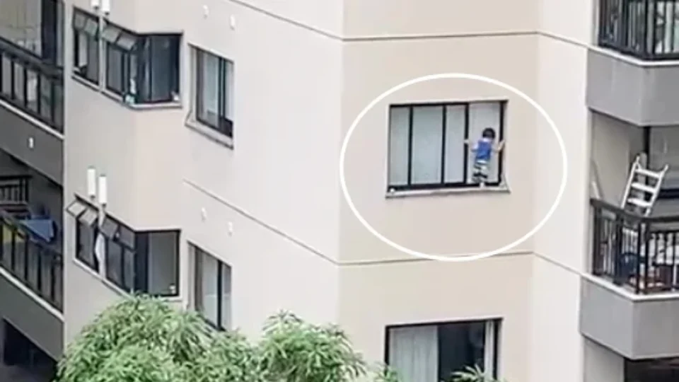 Veja Vídeo de criança que ficou pendurada em parapeito de prédio em Niterói, no RJ