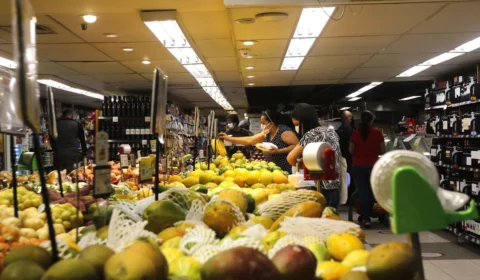 Prejuízo do comércio com feriados será menor em 2022, diz CNC