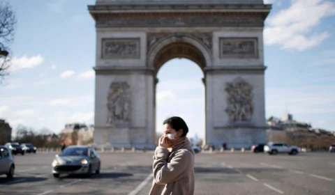 Casos de covid-19 na França atingem recorde e mortes aumentam