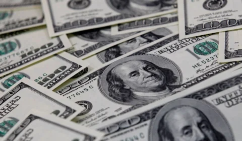 Dólar tem maior queda em duas semanas e fecha a R$ 5,66
