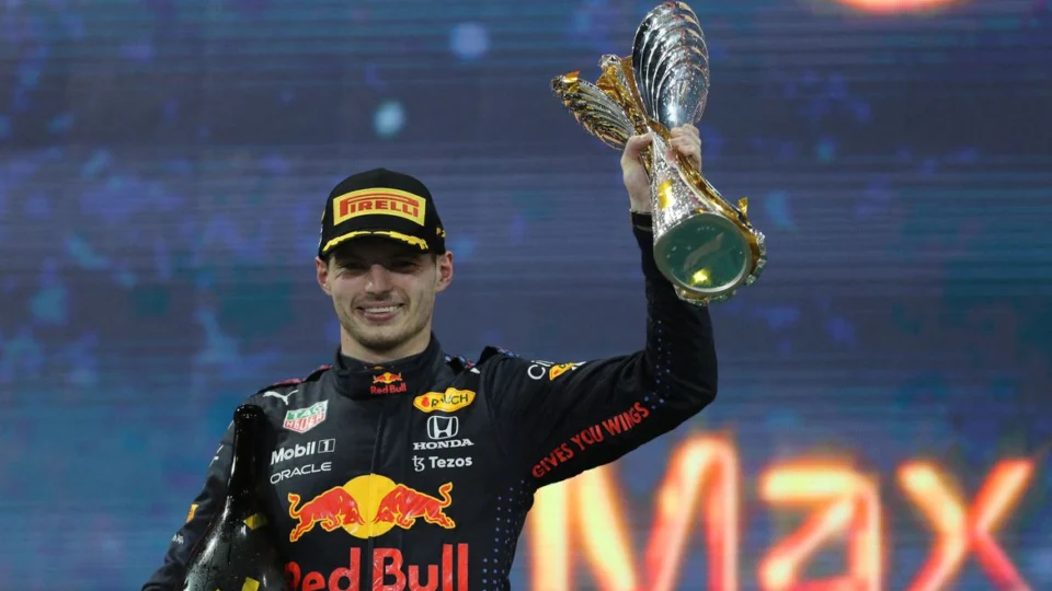 Holandês Verstappen conquista título da F1 com ultrapassagem na última volta