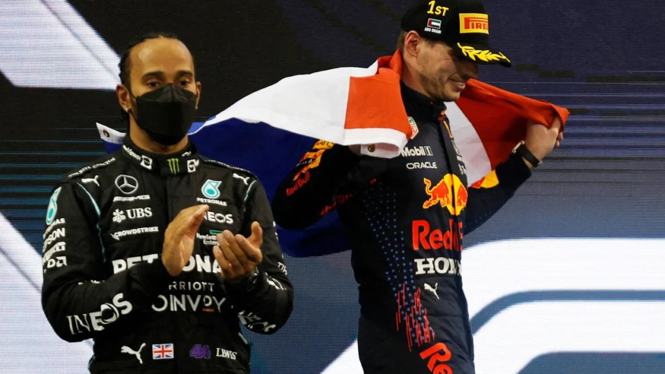 Mercedes protesta após Verstappen derrotar Hamilton na Fórmula 1