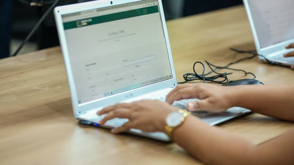 Plataforma de ensino à distância permite que mais de 300 mil manauenses recebam qualificação