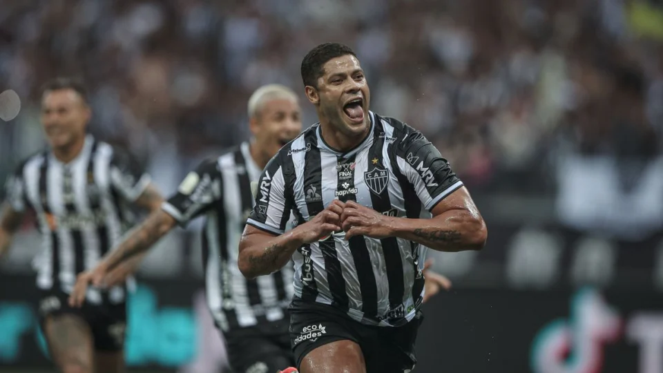 Atlético-MG goleia e coloca mão na taça da Copa do Brasil