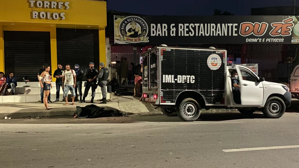 Homem é assassinado a tiros em briga de bar, no Manoa