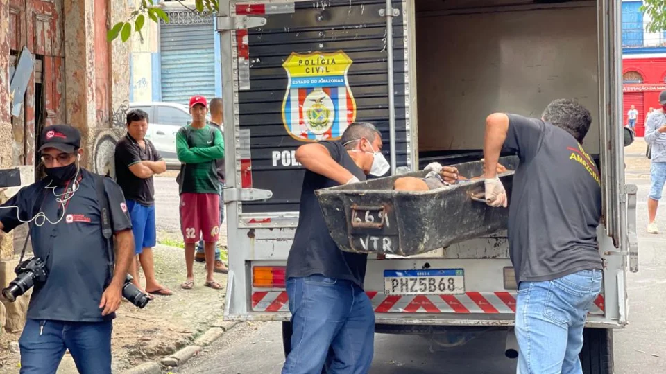 Enrolado em dois sacos , corpo de homem é encontrado em meio ao lixo