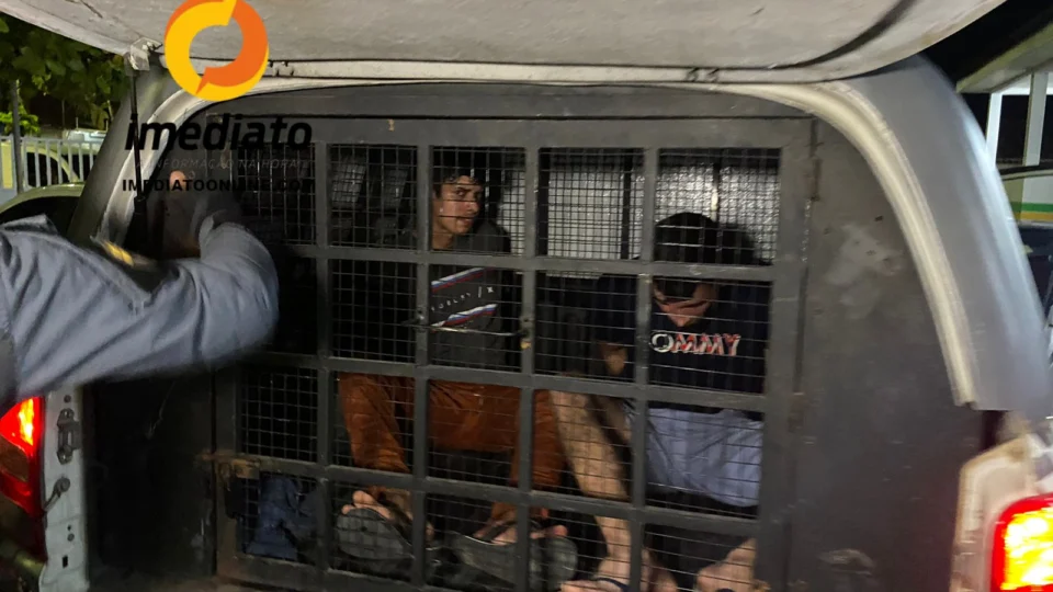 Dupla é presa com arma e celulares roubados no Monte das Oliveiras