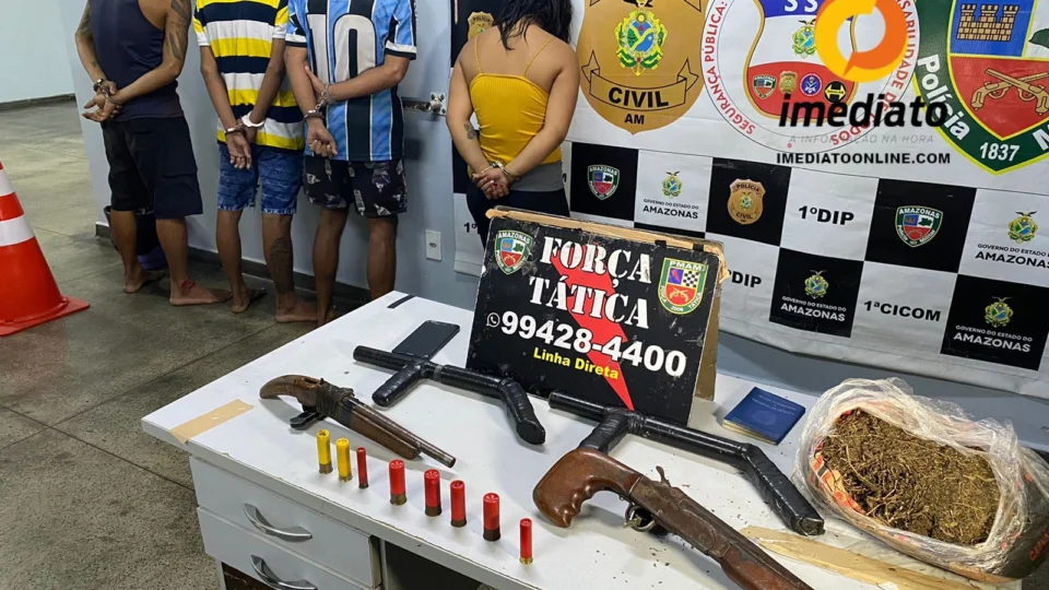 Quarteto é preso com carro roubado, armas e drogas no Japiim