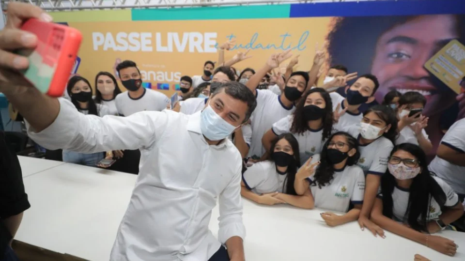 Passe livre a estudantes no transporte coletivo é garantido após convênio assinado por David Almeida e Wilson Lima