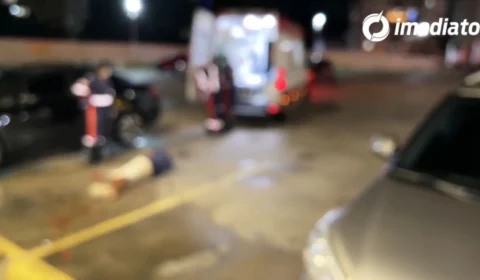 Morador de rua tenta agredir clientes de conveniência e acaba ferido