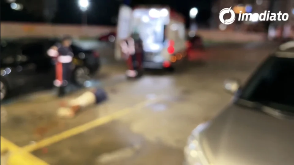 Morador de rua tenta agredir clientes de conveniência e acaba ferido