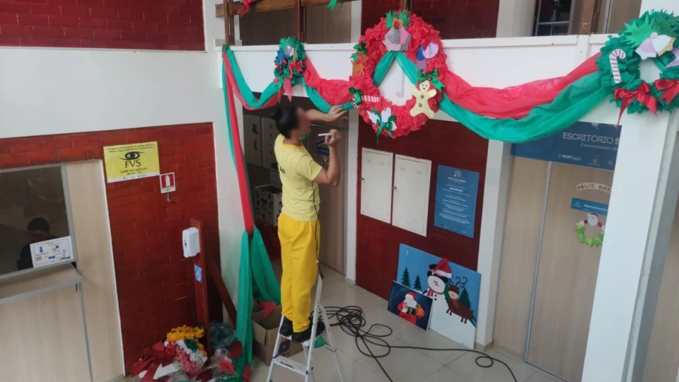 Internos de unidades prisionais do AM, decoram locais para época natalina