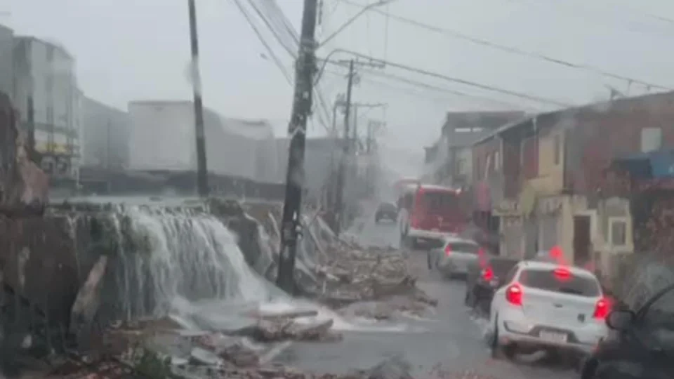 VÍDEO; Muro de empresa desaba durante forte chuva na Colônia Santo Antônio
