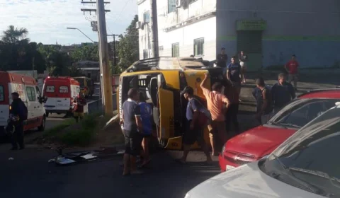 Micro-ônibus desgovernado capota após colidir com árvores, em Manaus