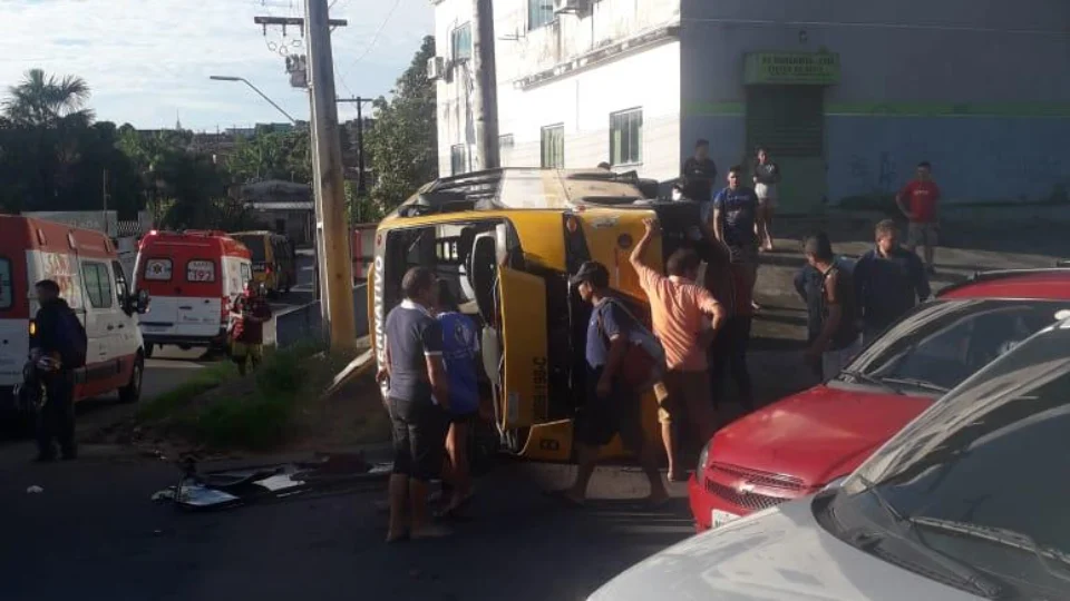 Micro-ônibus desgovernado capota após colidir com árvores, em Manaus