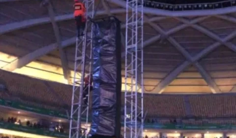 Mulher emocionada com show, sobe em estrutura sonora do show de Gusttavo Lima; VEJA VÍDEO