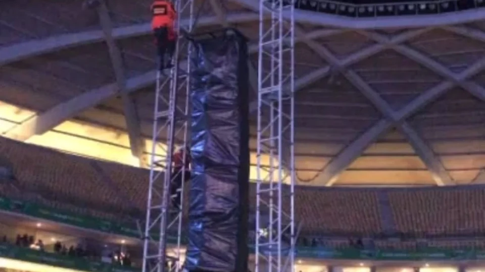 Mulher emocionada com show, sobe em estrutura sonora do show de Gusttavo Lima; VEJA VÍDEO