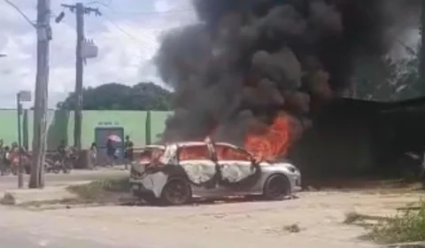 Criança de 1 ano morre atropelada e população revoltada põe fogo no carro do motorista; Veja vídeo