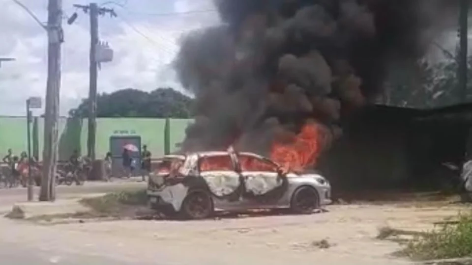Criança de 1 ano morre atropelada e população revoltada põe fogo no carro do motorista; Veja vídeo