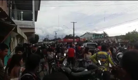 Criança de 1 ano morre atropelada e população revoltada põe fogo no carro do motorista