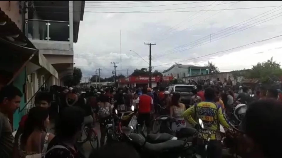 Criança de 1 ano morre atropelada e população revoltada põe fogo no carro do motorista